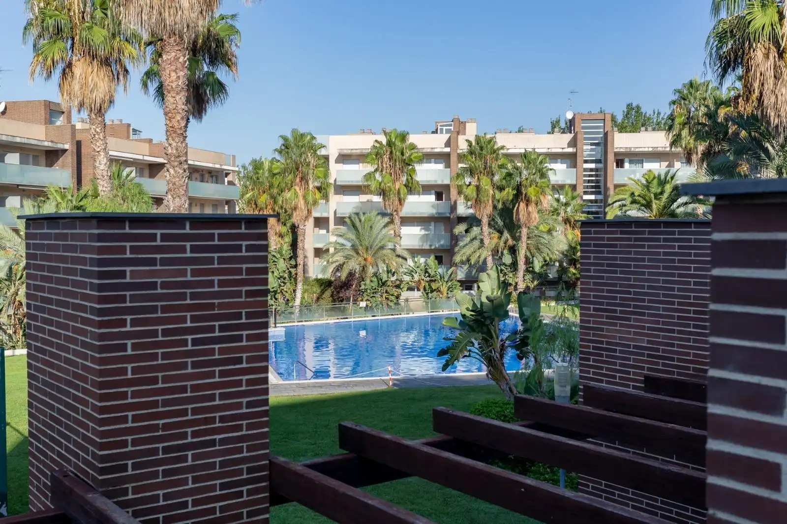 Schwimmbecken von Wohnung zum Verkauf in Salou mit Klimaanlage, Privatgarten und Terrasse