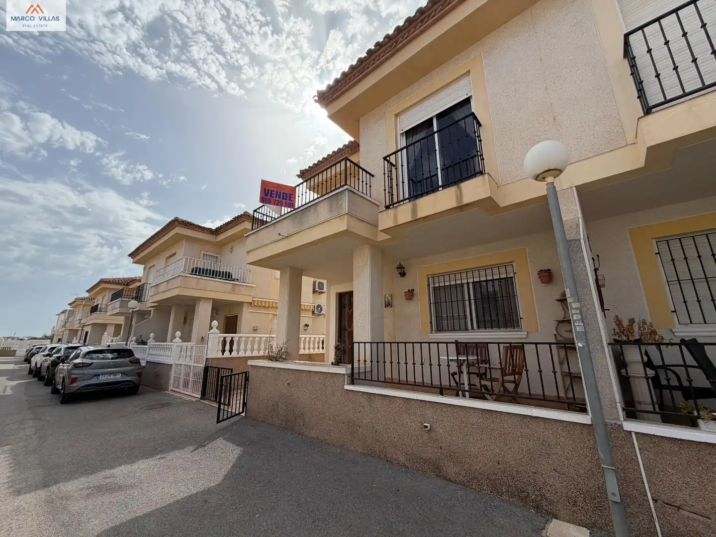 Vista exterior de Casa adosada en venda en Guardamar del Segura amb Jardí privat, Terrassa i Moblat