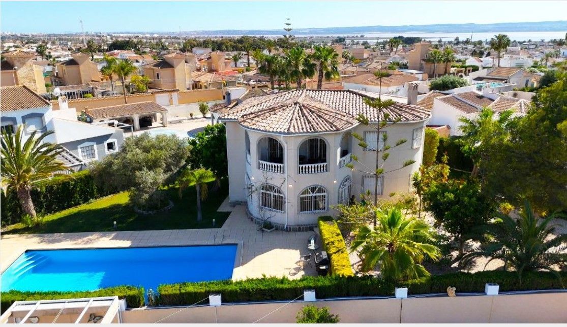 Exterior view of House or chalet for sale in Torrevieja  with Air Conditioner, Heating and Terrace