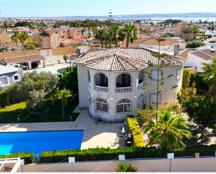 Vista exterior de Casa o xalet en venda en Torrevieja amb Aire condicionat, Calefacció i Terrassa