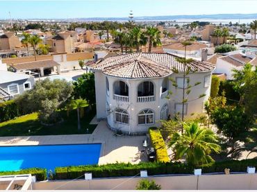 Chalet con piscina en venta en N/A