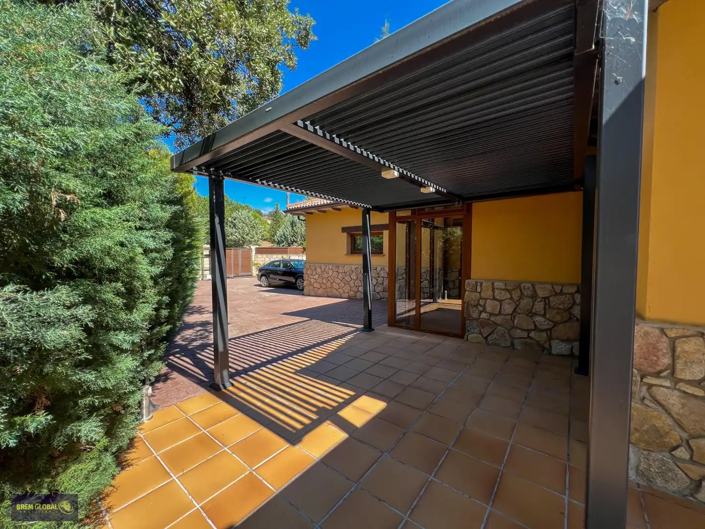 Terrassa de Casa o xalet en venda en El Berrueco amb Calefacció, Jardí privat i Alarma