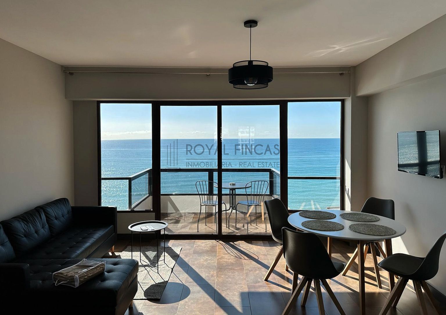 Sala d'estar de Apartament en venda en Benalmádena amb Aire condicionat, Terrassa i Moblat