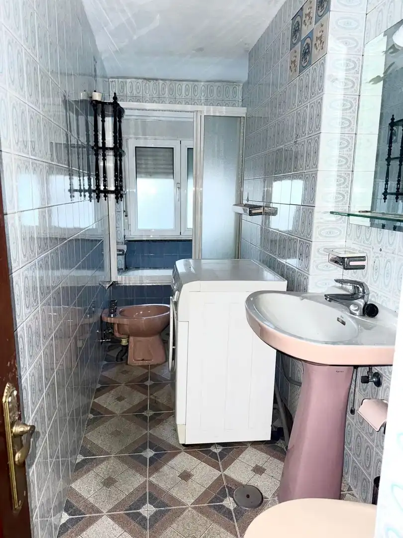 Bathroom of Flat for sale in Oviedo   with Heating and Swimming Pool