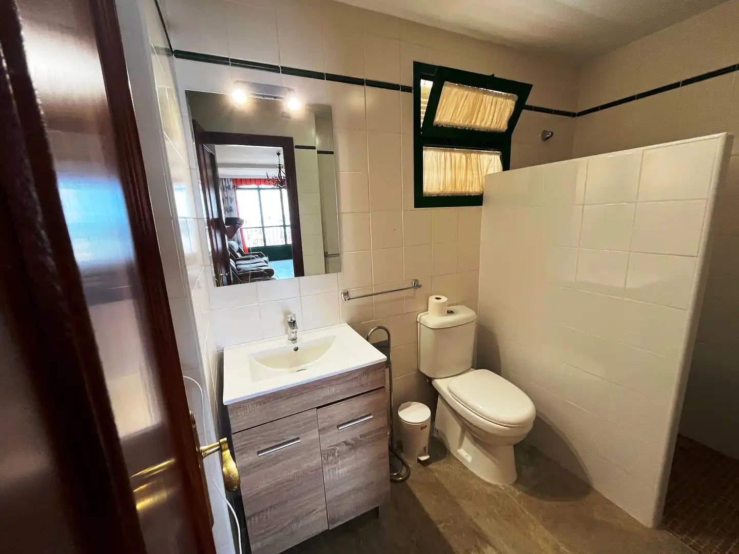 Baño de Piso en venta en Almonte con Amueblado, Lavadora y Microondas