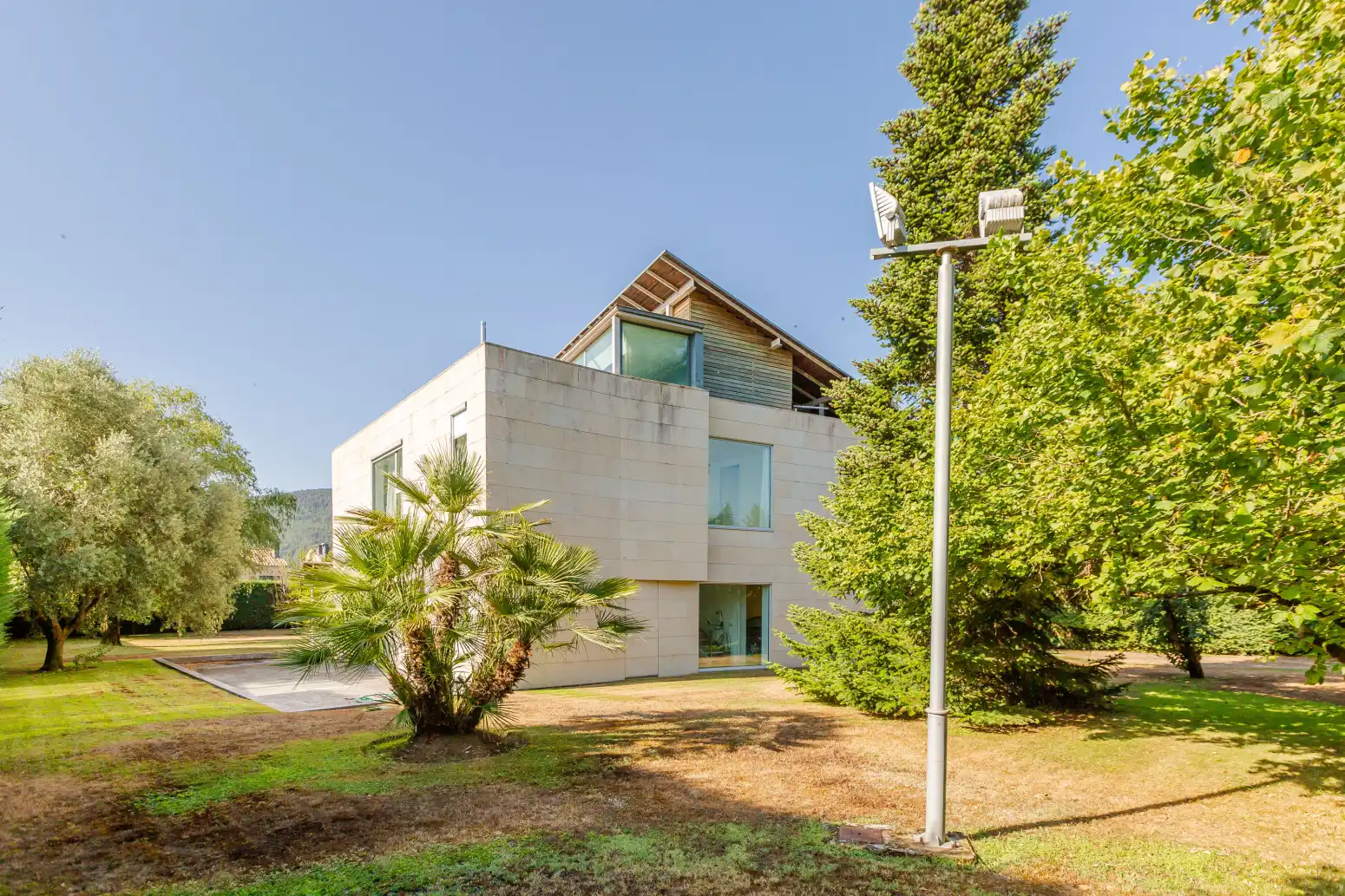 Außenansicht von Haus oder Chalet zur Miete in Valle de Egüés / Eguesibar mit Klimaanlage, Heizung und Privatgarten