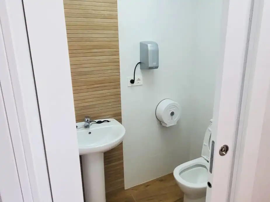 Baño de Local de alquiler en Alhendín con Aire acondicionado, Calefacción y Terraza