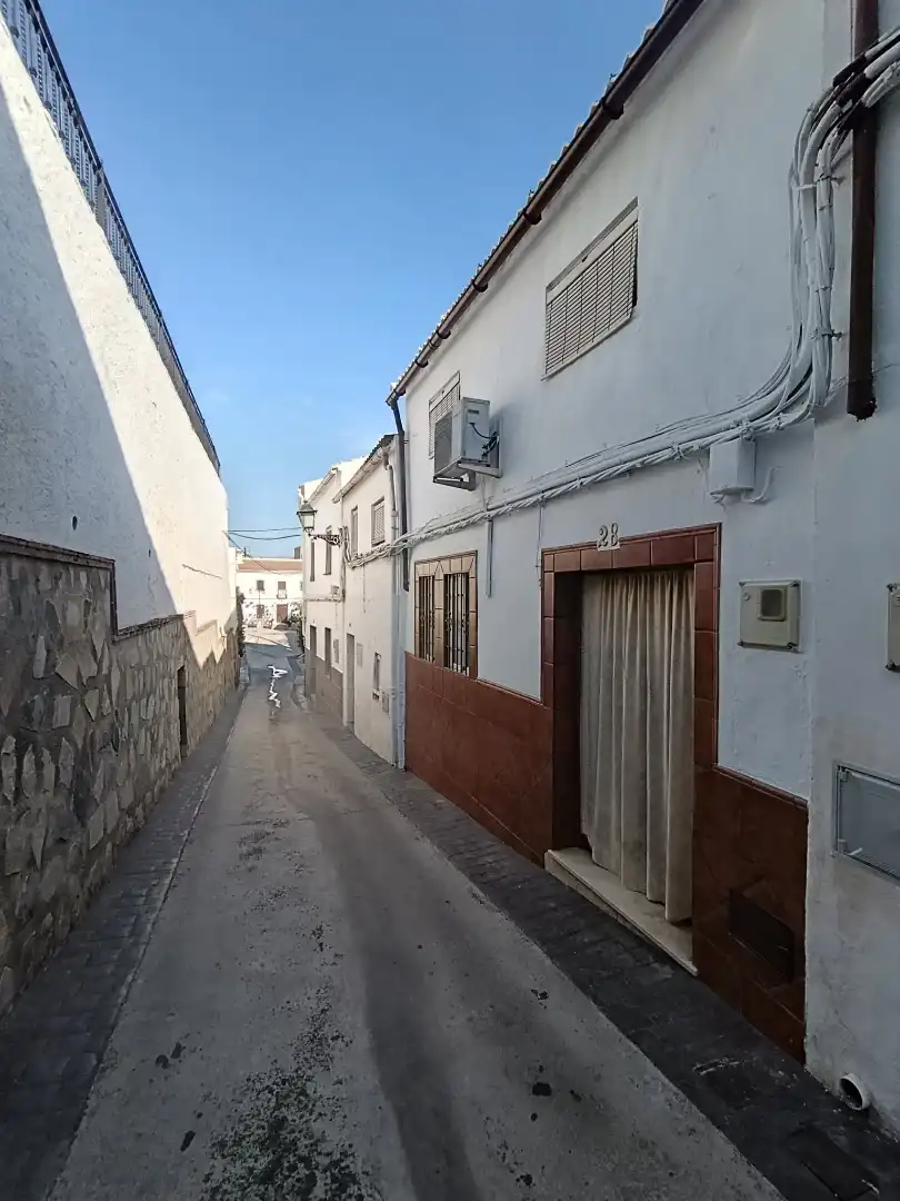 Vista exterior de Casa adosada en venda en Iznájar amb Aire condicionat, Terrassa i Moblat