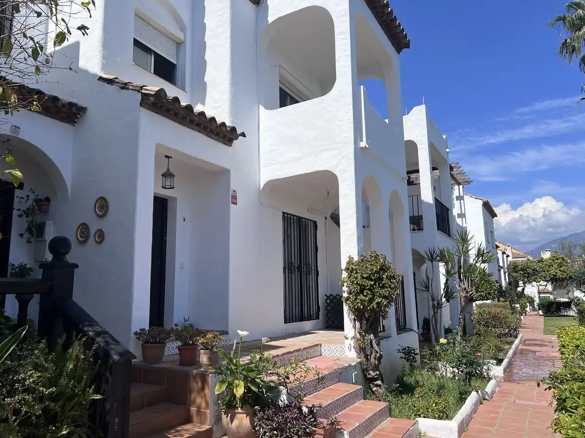 Außenansicht von Einfamilien-Reihenhaus zum Verkauf in Estepona mit Terrasse und Schwimmbad