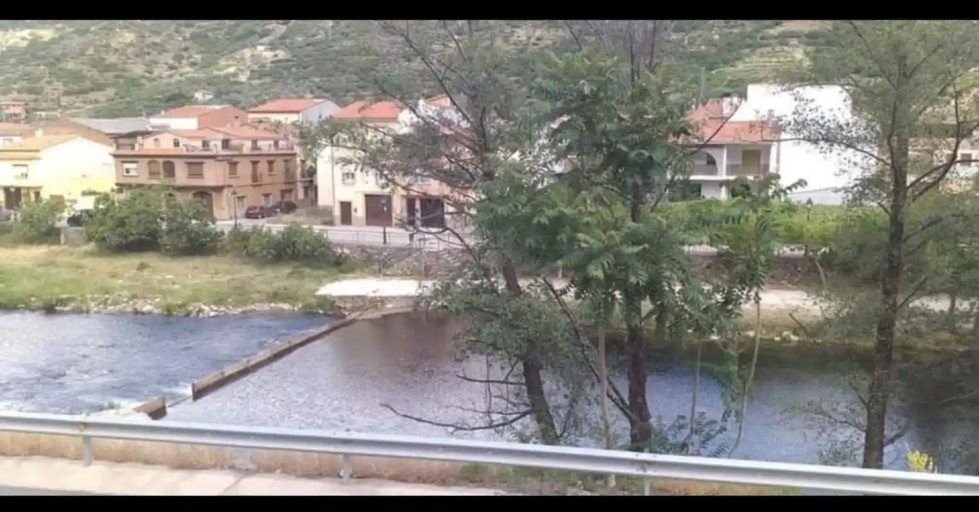 Vista exterior de Casa adosada en venda en Navaconcejo amb Moblat, Microones i TV