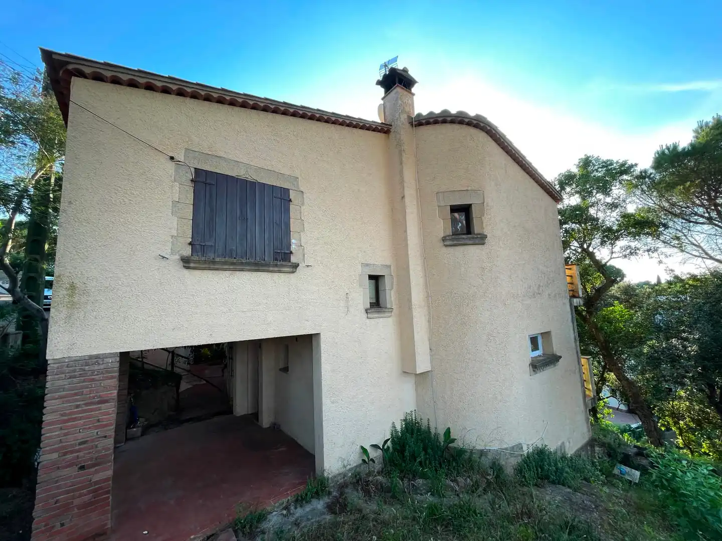 Außenansicht von Einfamilien-Reihenhaus zum Verkauf in Santa Cristina d'Aro mit Heizung, Privatgarten und Terrasse