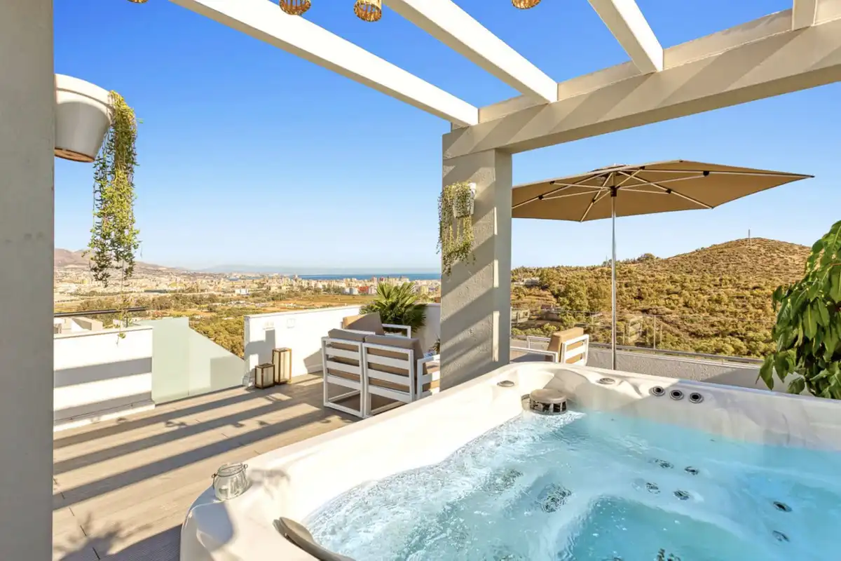 Home with pool for sale in Hipódromo - Cerrado del Águila