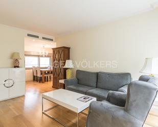 Sala d'estar de Apartament de lloguer en  Madrid Capital amb Aire condicionat, Terrassa i Piscina