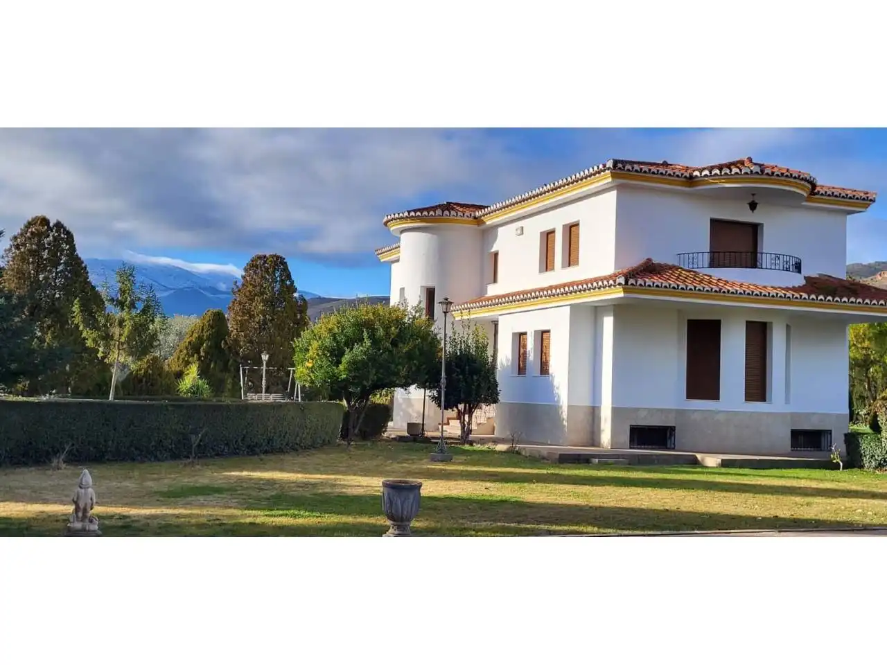 Vista exterior de Casa o xalet en venda en Baza amb Calefacció, Jardí privat i Terrassa