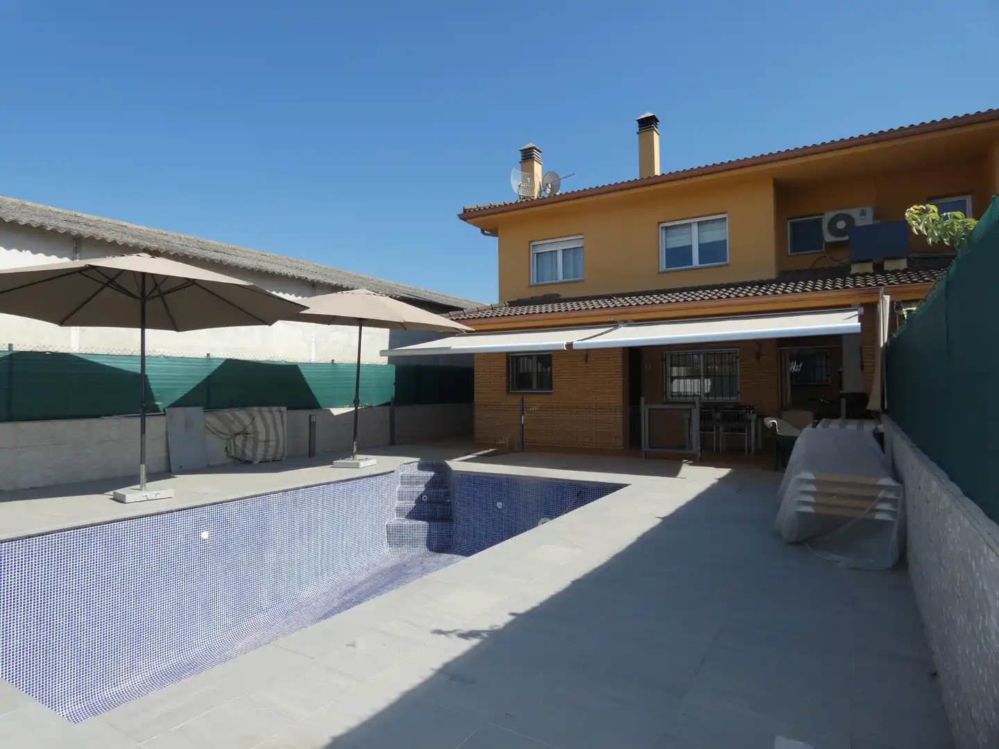 Piscina de Casa adosada en venda en Porqueres amb Aire condicionat, Calefacció i Jardí privat