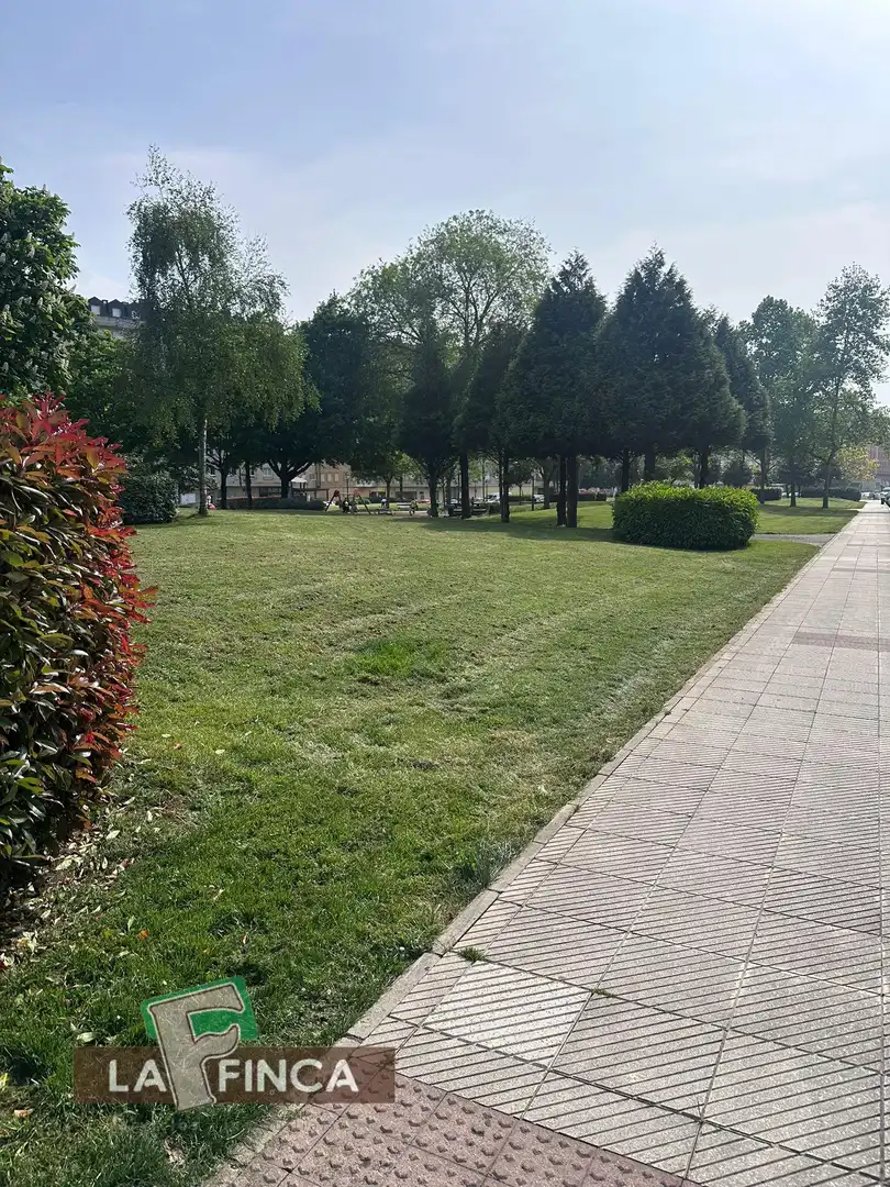 Pis en venda en Oviedo  amb Calefacció, Parquet i Traster
