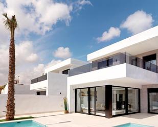 Vista exterior de Casa o xalet en venda en San Pedro del Pinatar amb Aire condicionat, Calefacció i Jardí privat