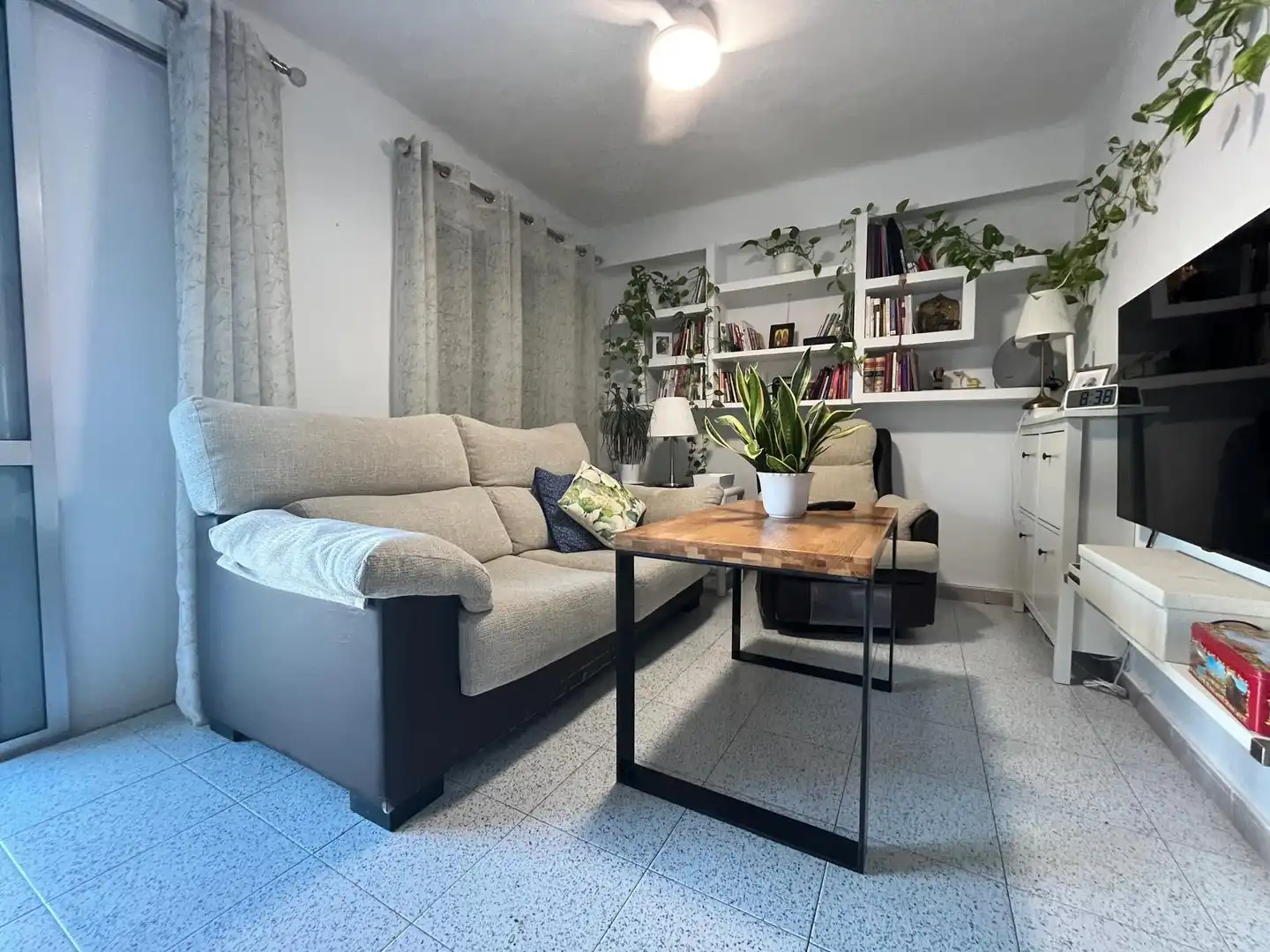 Living room of Flat for sale in Sevilla  with Air Conditioner, Furnished and Balcony