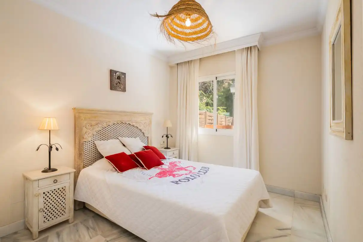 Schlafzimmer von Wohnung zum Verkauf in Marbella mit Klimaanlage, Heizung und Privatgarten