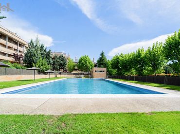 Pis amb piscina en venda a Calle Las Norias 151