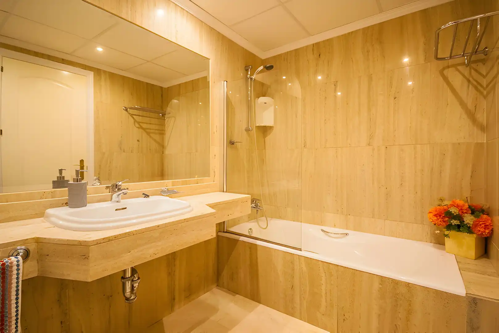 Baño de Apartamento en venta en Marbella con Aire acondicionado, Terraza y Piscina