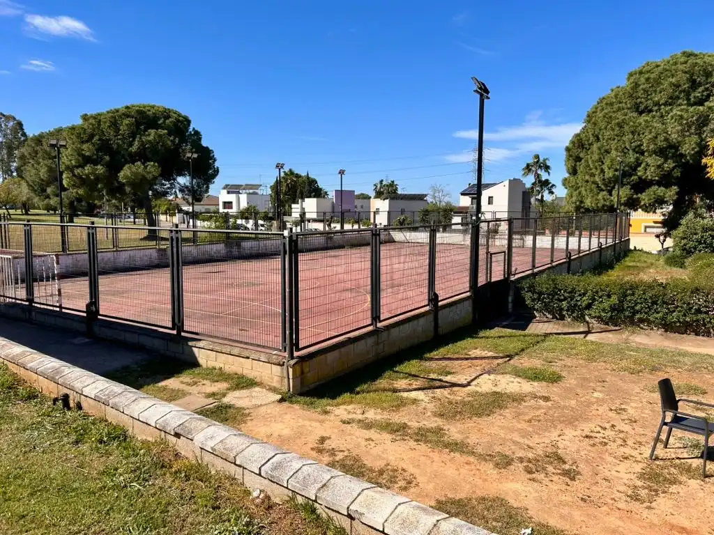 Vista exterior de Casa o xalet en venda en Alcalá de Guadaira amb Aire condicionat, Jardí privat i Traster