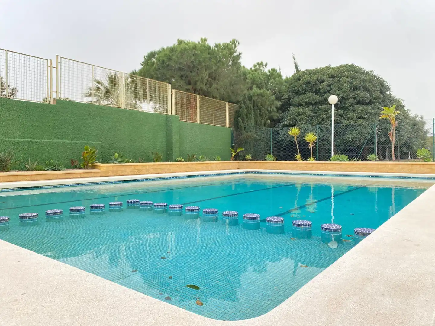 Schwimmbecken von Wohnung zum Verkauf in Águilas mit Klimaanlage, Terrasse und Abstellraum