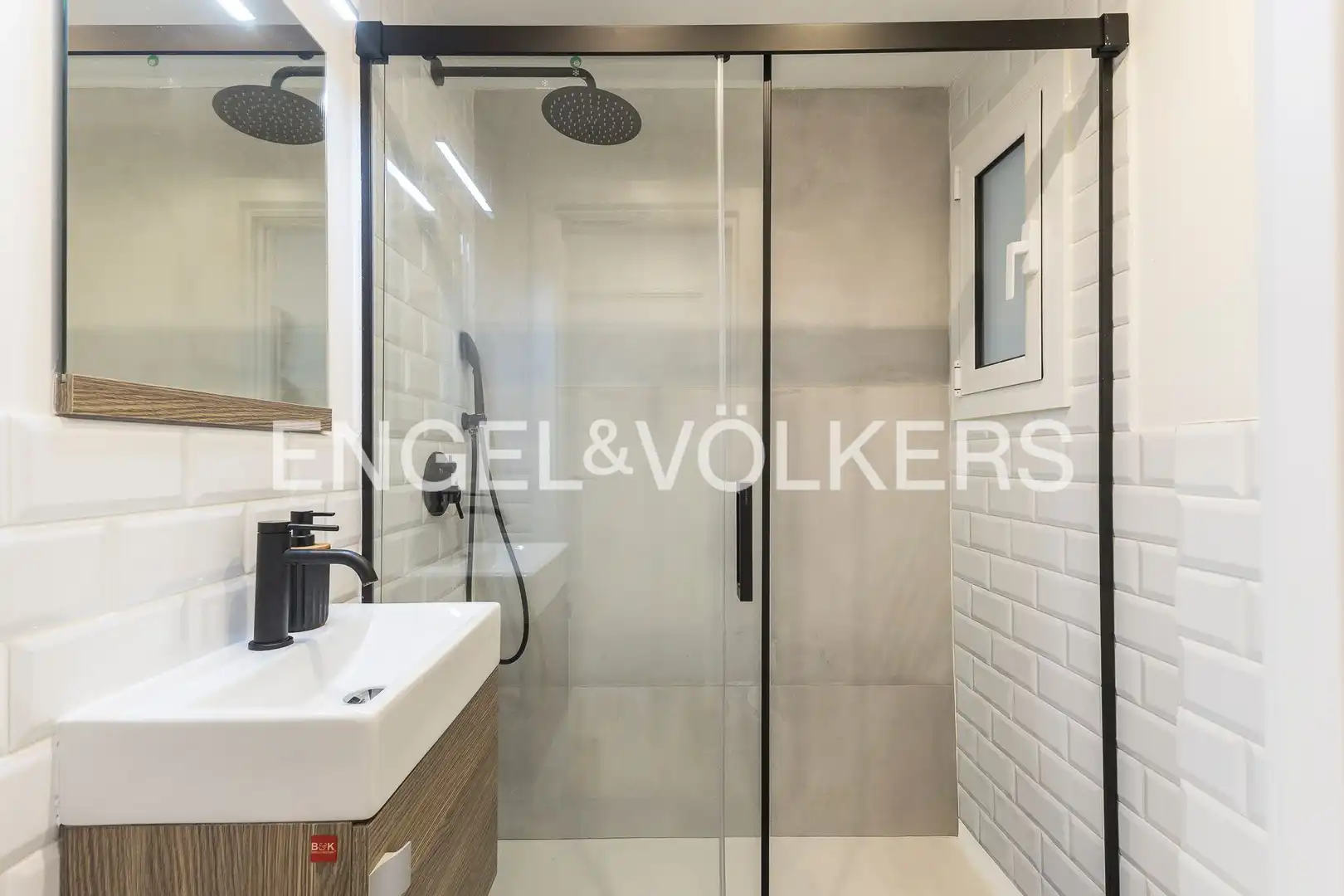 Badezimmer von Wohnung zum Verkauf in Barcelona mit Klimaanlage, Heizung und Parkett