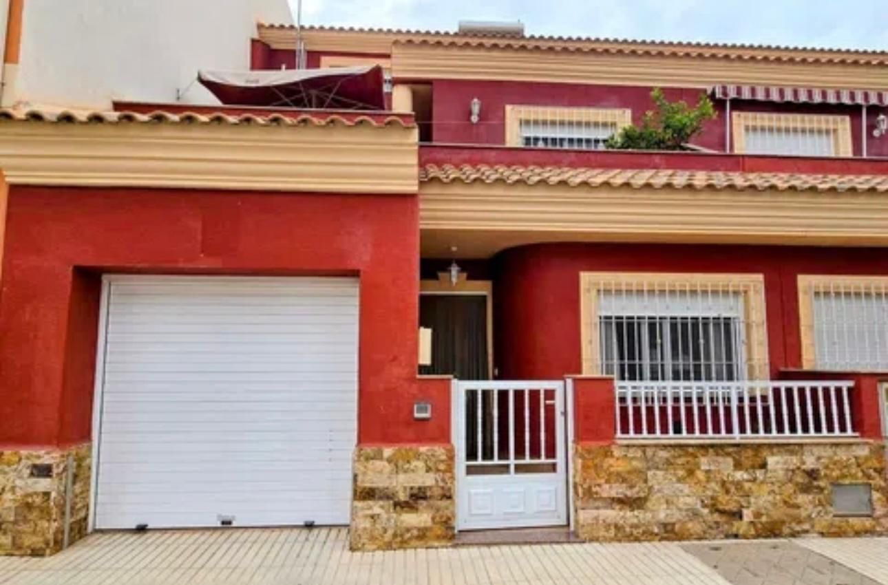 Vista exterior de Casa adosada en venda en Los Alcázares amb Aire condicionat, Calefacció i Terrassa