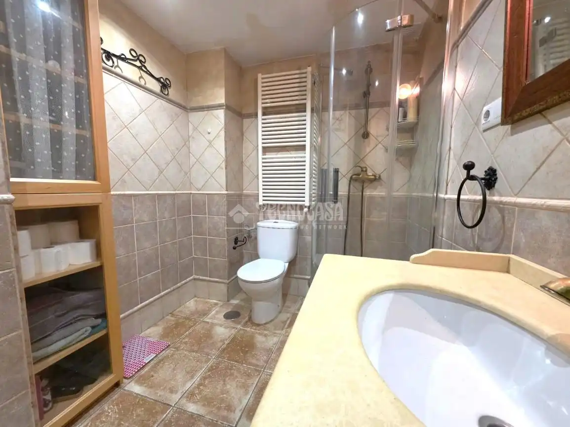 Bathroom of Flat for sale in Getafe  with Air Conditioner, Heating and Parquet flooring