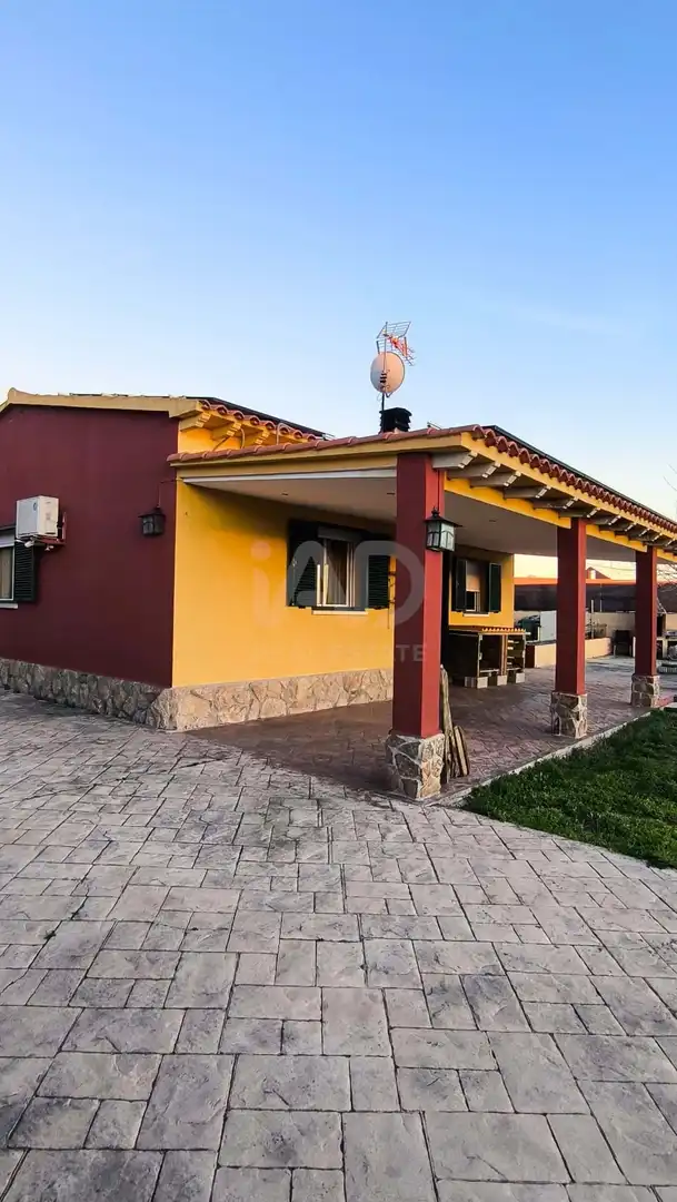 Vista exterior de Casa o xalet en venda en Colmenar de Oreja amb Calefacció