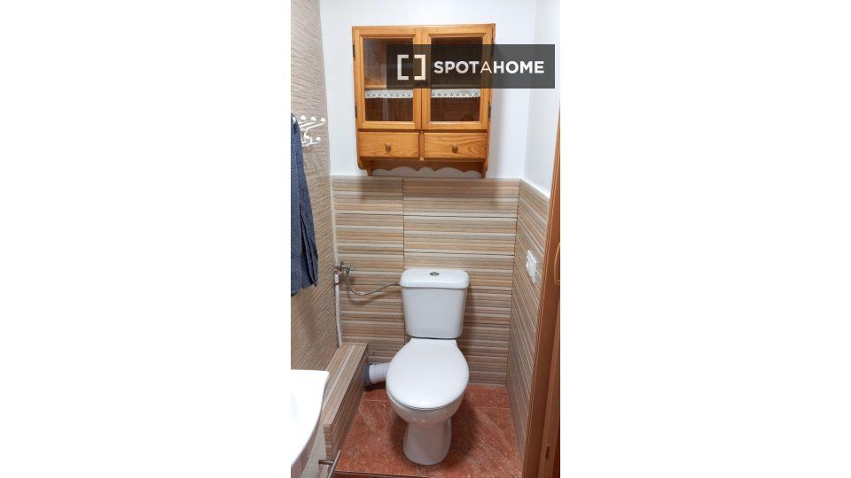 Bathroom of Flat to rent in L'Hospitalet de Llobregat  with Air Conditioner, Heating and Furnished