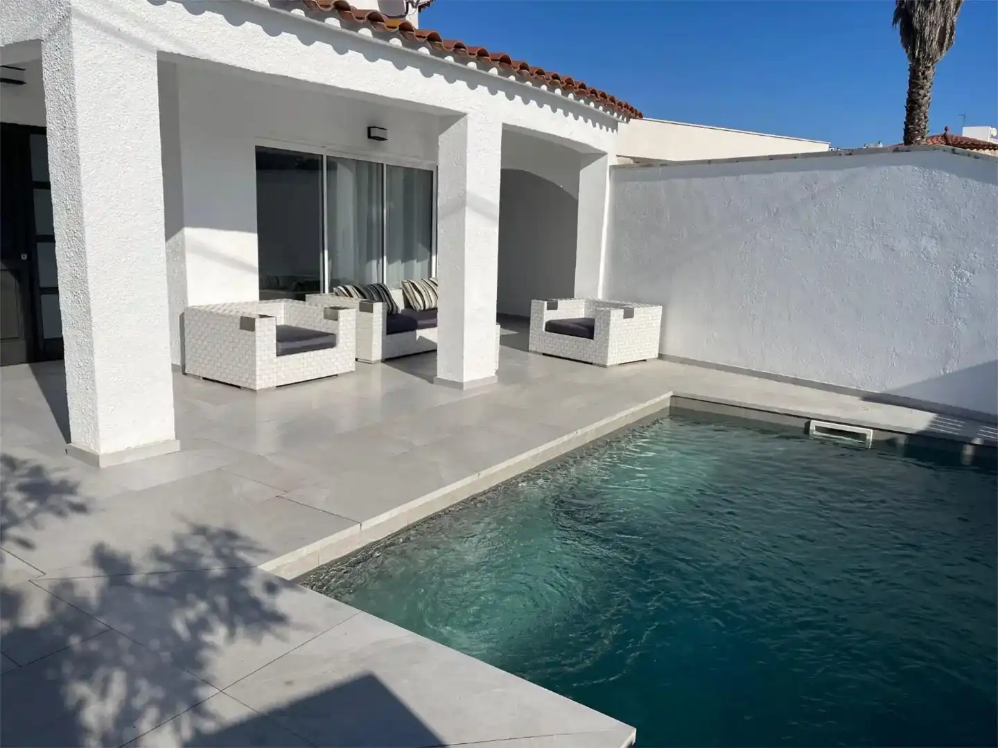 Terraza de Casa o chalet de alquiler en Empuriabrava con Aire acondicionado, Jardín privado y Piscina