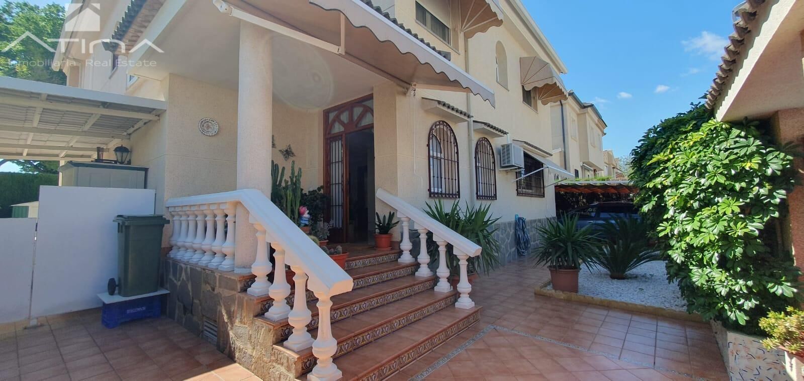 Vista exterior de Casa o xalet en venda en Gandia amb Aire condicionat, Calefacció i Jardí privat