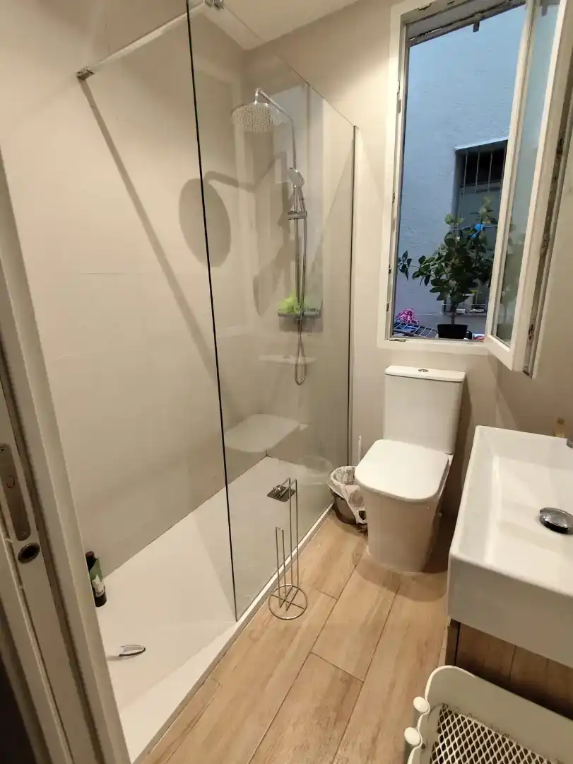 Bany de Apartament de lloguer en  Madrid Capital amb Aire condicionat i Balcó