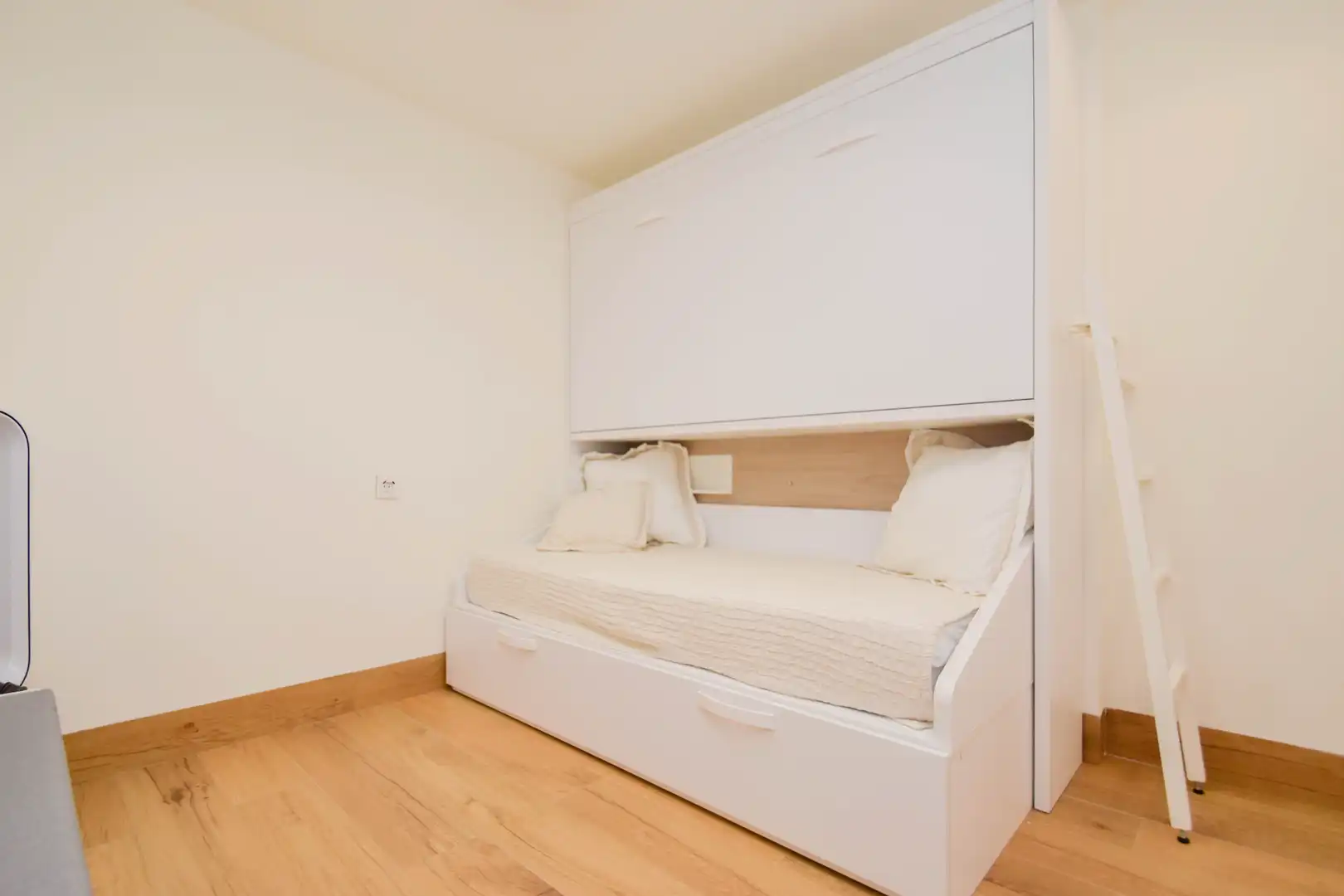 Bedroom of Flat for sale in Almuñécar  with Parquet flooring, Terrace and Furnished