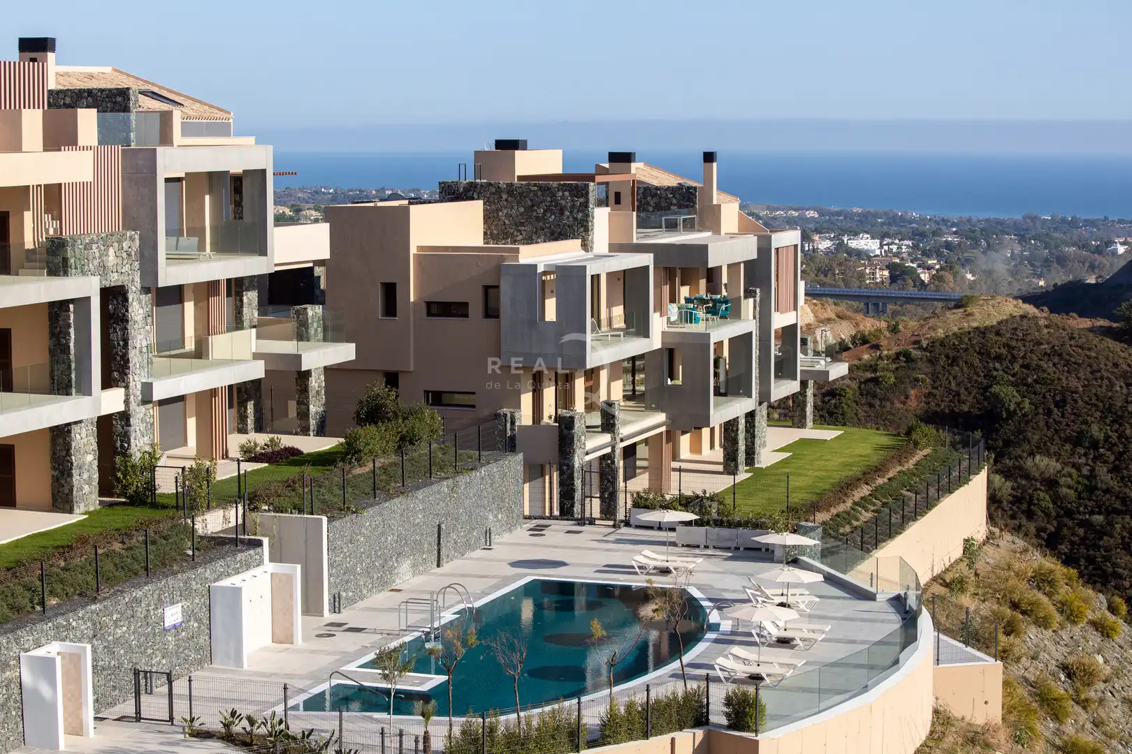 Vista exterior de Piso de alquiler en Benahavís con Aire acondicionado, Calefacción y Jardín privado