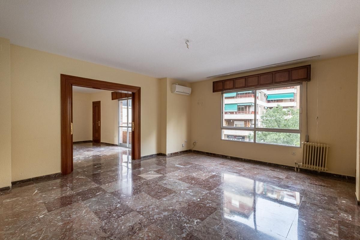 Living room of Flat to rent in  Granada Capital  with Air Conditioner, Heating and Community pool