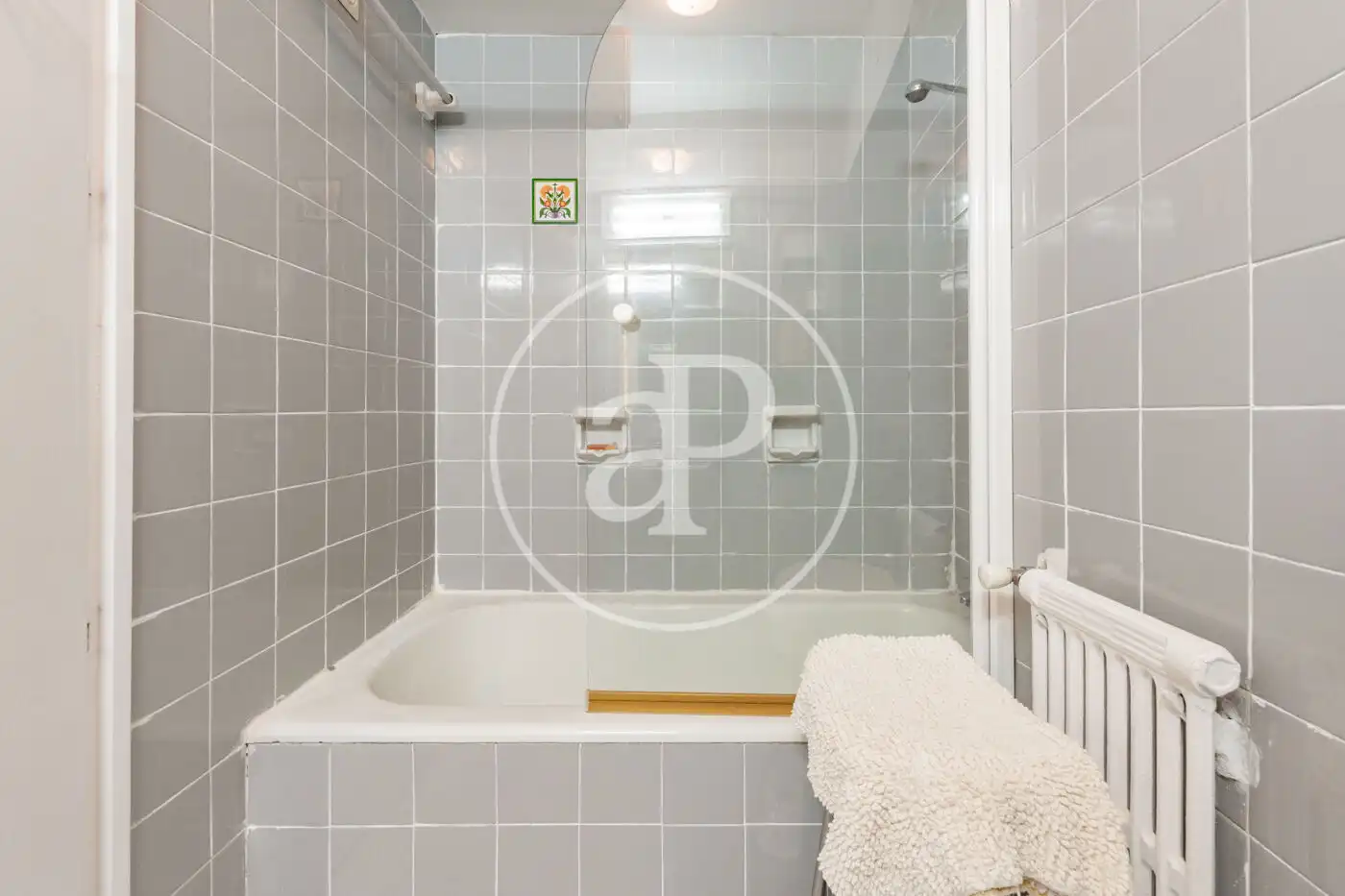 Baño de Piso en venta en Madrid con Calefacción, Jardín privado y Terraza