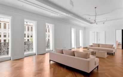 Sala d'estar de Pis en venda en  Madrid Capital amb Aire condicionat, Parquet i Terrassa