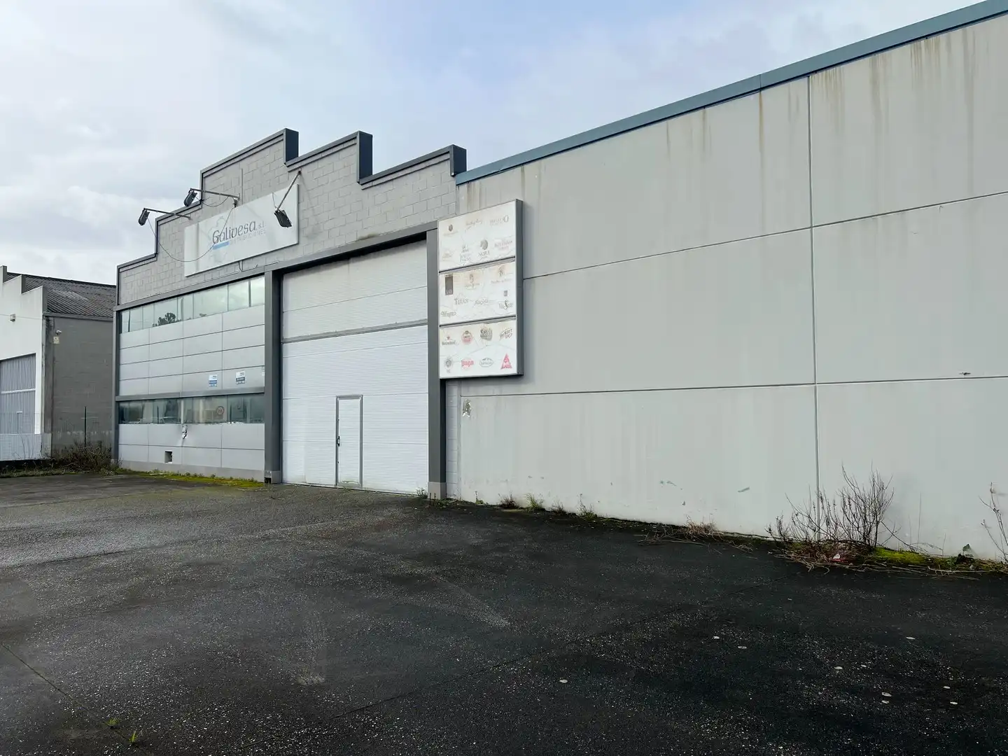Außenansicht von Fabrikhallen zur Miete in Narón