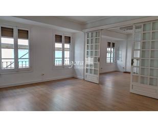 Living room of Flat for sale in Valladolid Capital  with Heating, Parquet flooring and Terrace