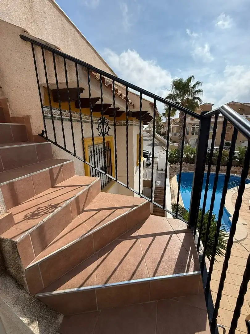 Vista exterior de Casa o xalet en venda en Orihuela amb Calefacció, Terrassa i Piscina