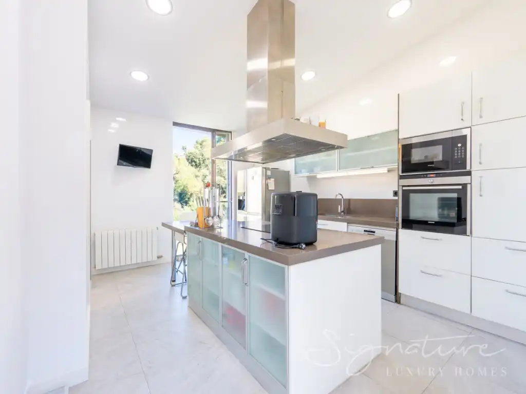 Cuina de Casa o xalet en venda en Barcelona amb Aire condicionat
