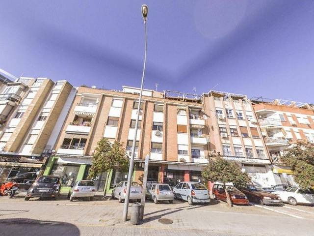 Piso en Venta en Avenida de Libia, 49 en Viñuela - Rescatado
