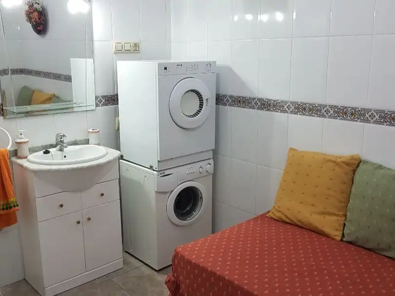 Badezimmer von Wohnungen zur Miete in Cortegana mit Möbliert, Waschmaschine und Mikrowelle