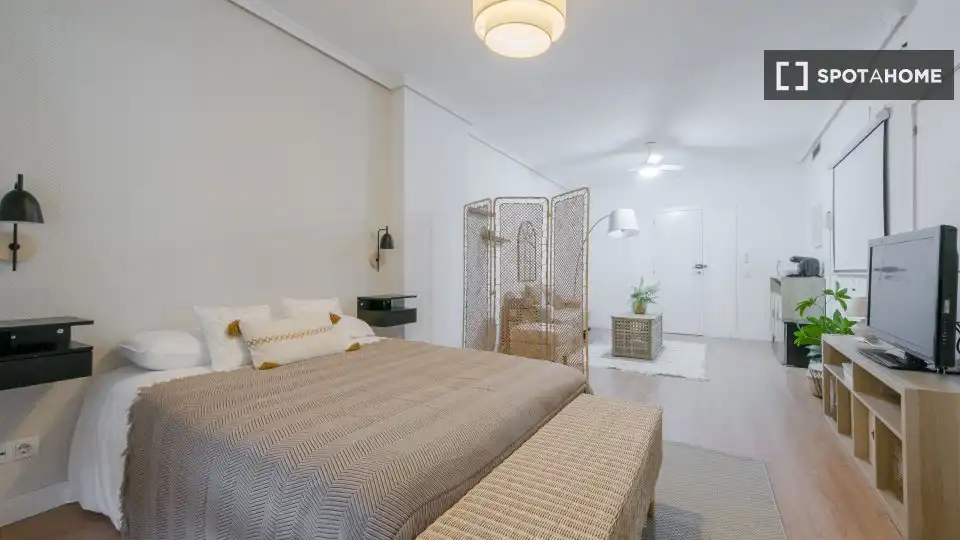 Bedroom of Flat for rent in Madrid  with Air Conditioner, Heating and Furnished