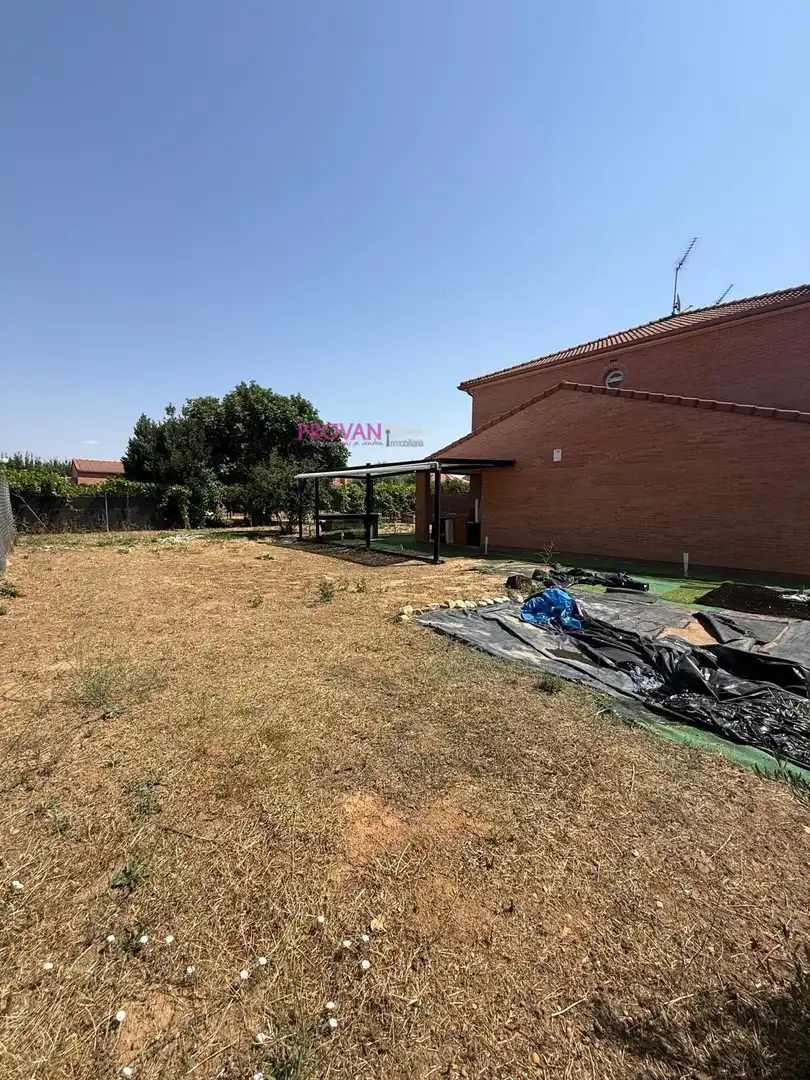 Casa adosada en venta en Galápagos con Calefacción y Jardín privado