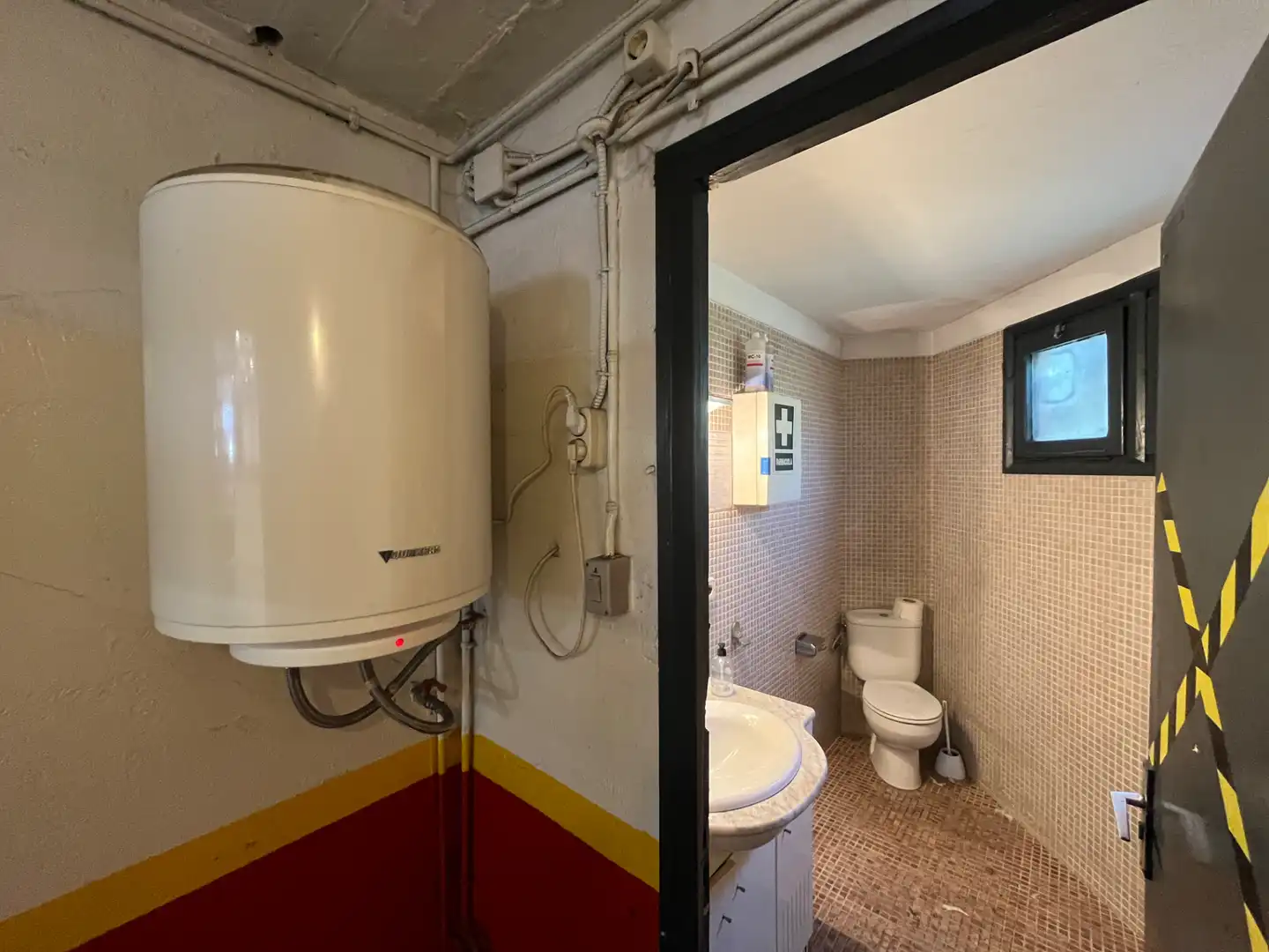 Baño de Nave industrial de alquiler en Girona con Alarma
