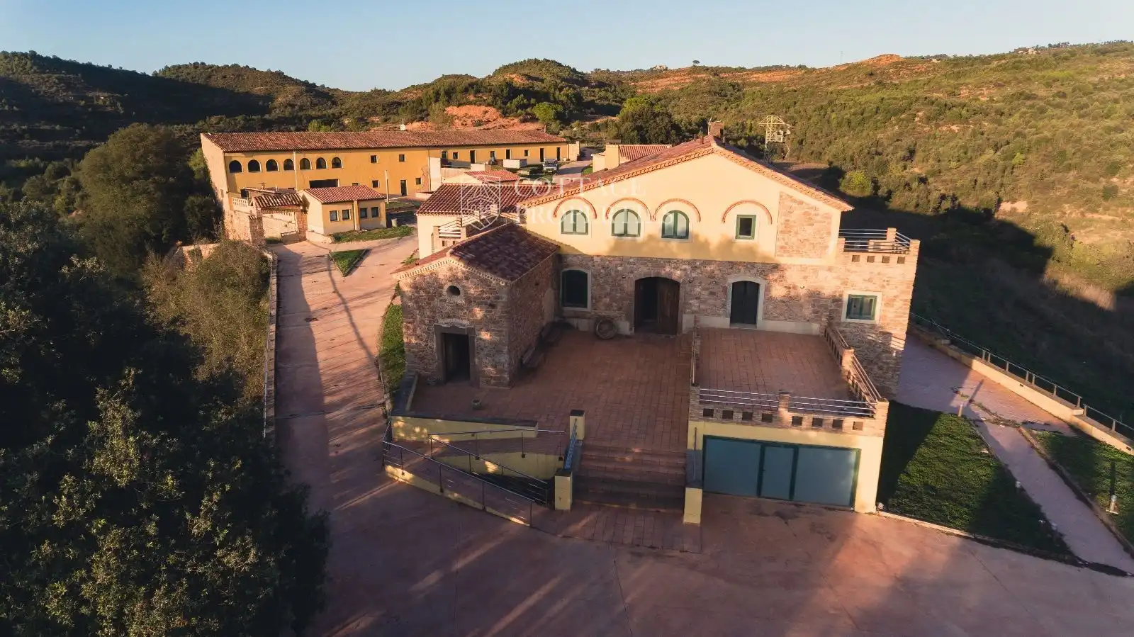 Vista exterior de Finca rústica en venda en Sant Llorenç Savall amb Calefacció i Piscina